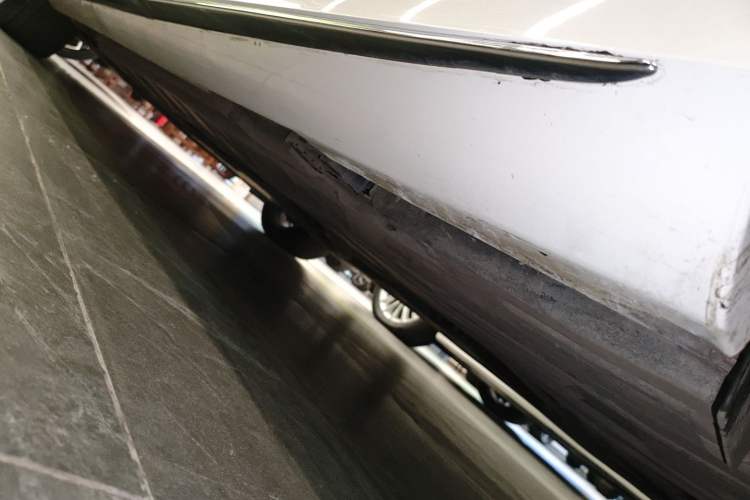 Used Mercedes-Benz E-Class 2017 E 300 L Sporty and Stylish Model Left Side Sill