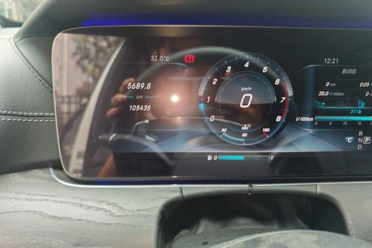 Used Mercedes-Benz E-Class 2017 E 200 L Sport 4MATIC Odometer Close Up