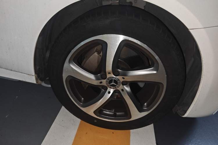 Used Mercedes-Benz E-Class 2017 E 300 L Sport Luxury Edition Right Front Wheel Hub