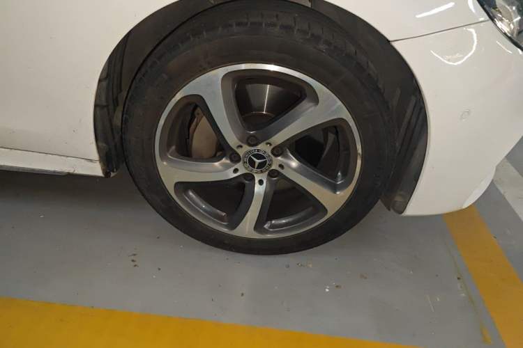 Used Mercedes-Benz E-Class 2017 E 300 L Sporty and Stylish Model Right Front Wheel Hub