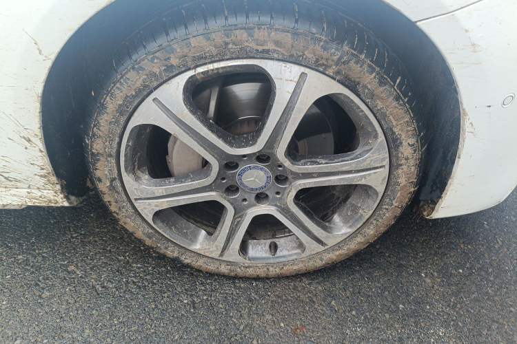 Used Mercedes-Benz E-Class 2017 E 300 L Sporty and Stylish Model Right Front Wheel Hub