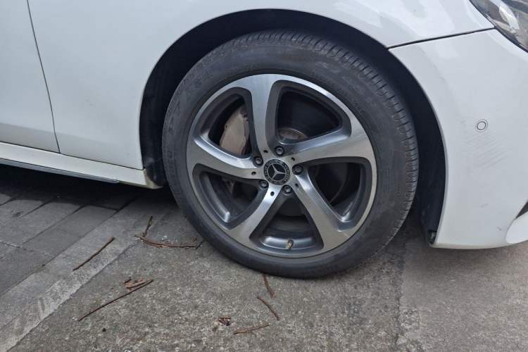 Used Mercedes-Benz E-Class 2017 E 300 L Sport Luxury Edition Right Front Wheel Hub
