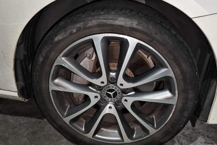 Used Mercedes-Benz E-Class 2017 E 300 L Sporty and Stylish Model Right Front Wheel Hub
