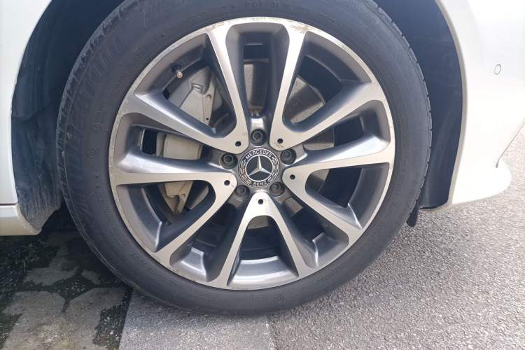 Used Mercedes-Benz E-Class 2017 E 300 L Luxury Model Right Front Wheel Hub