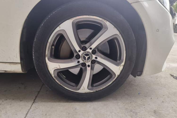 Used Mercedes-Benz E-Class 2017 E 300 L Sporty and Stylish Model Right Front Wheel Hub