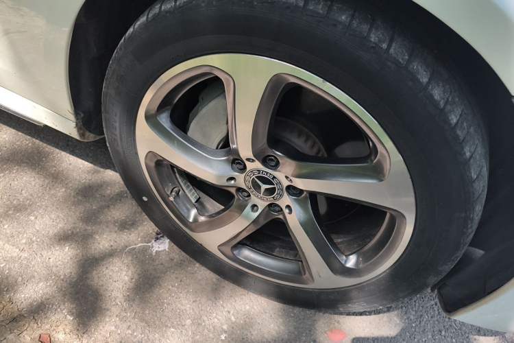 Used Mercedes-Benz E-Class 2017 E 300 L Sport Luxury Edition Right Front Wheel Hub