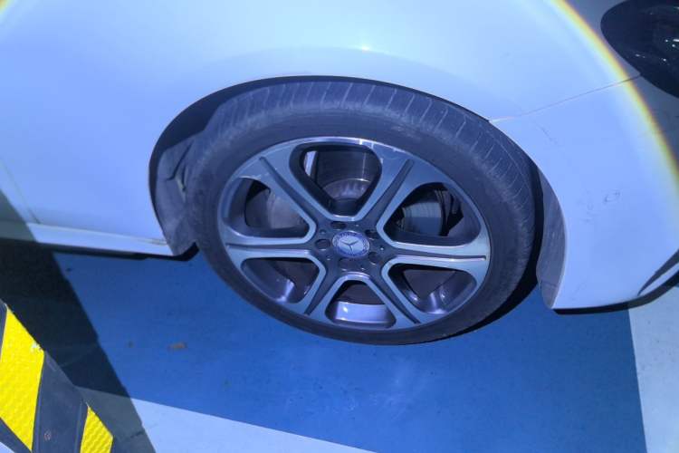 Used Mercedes-Benz E-Class 2017 E 300 L Sporty and Stylish Model Right Front Wheel Hub