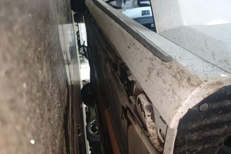 Used Mercedes-Benz E-Class 2017 E 300 L Sport Luxury Edition Right Side Sill