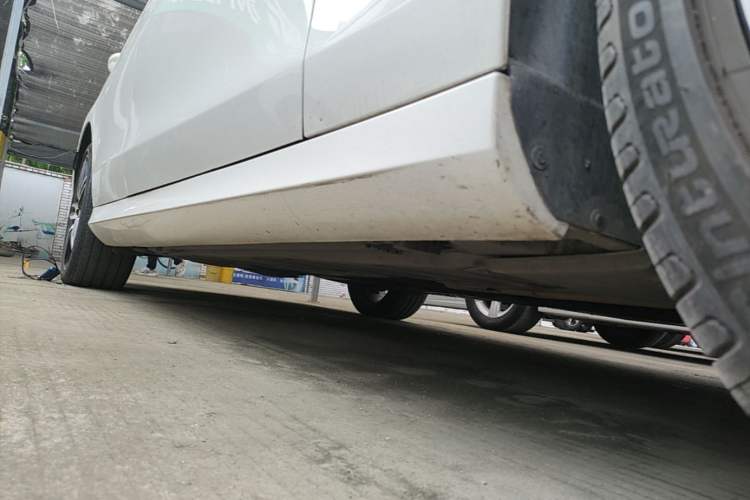 Used Mercedes-Benz E-Class 2017 E 200 Sport 4MATIC Right Side Sill