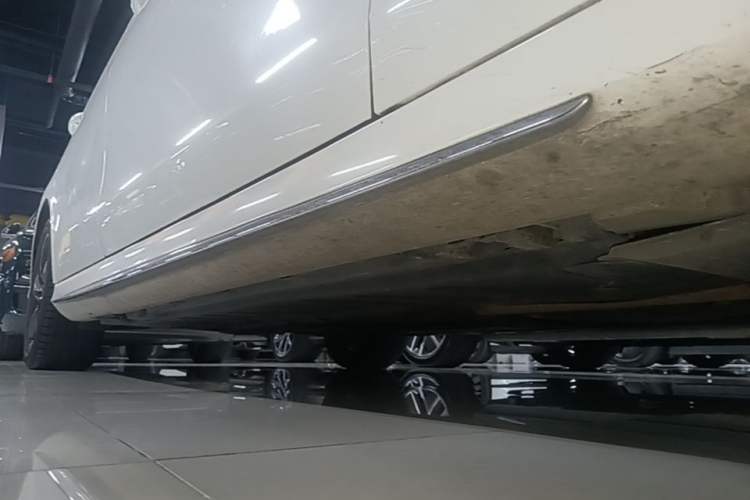 Used Mercedes-Benz E-Class 2017 E 300 L Sporty and Stylish Model Right Side Sill