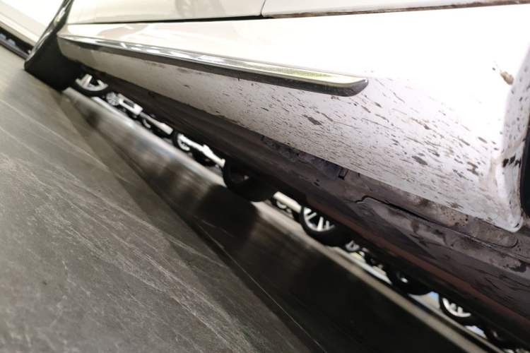 Used Mercedes-Benz E-Class 2017 E 300 L Sporty and Stylish Model Right Side Sill
