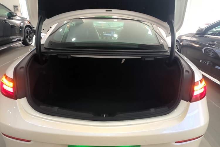Used Mercedes-Benz E-Class 2017 E 200 4MATIC Coupe Trunk
