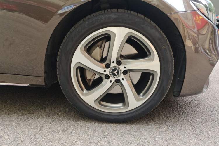 Used Mercedes-Benz E-Class 2017 E 300 L Sporty and Stylish Model Right Front Wheel Hub