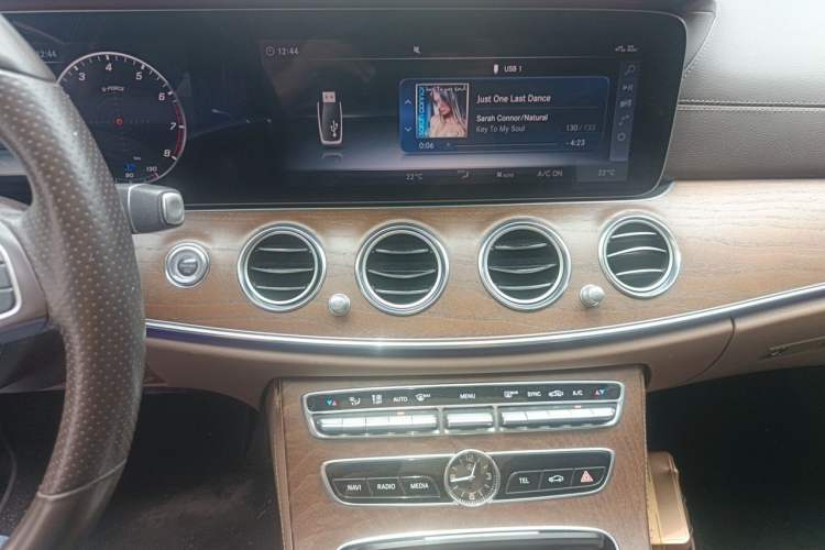 Used Mercedes-Benz E-Class 2018 E 300 L Luxury Model Audio And AC Panel