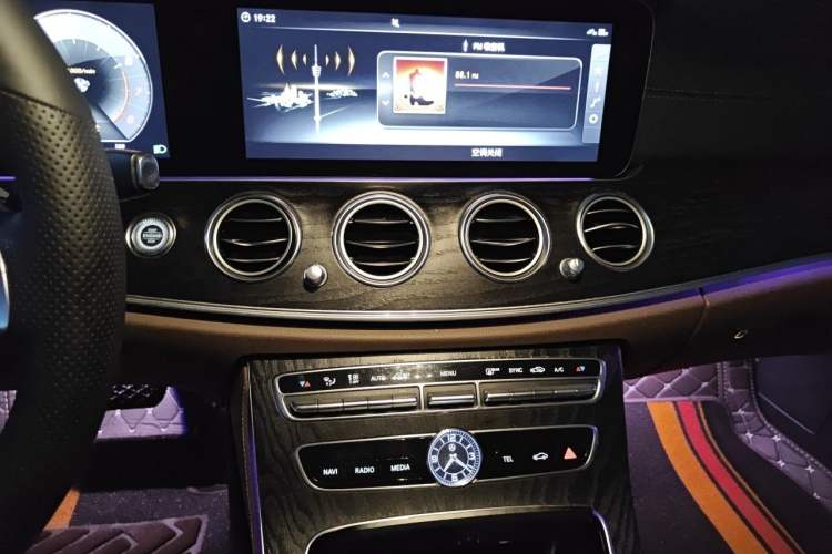 Used Mercedes-Benz E-Class 2018 E 200 Sport 4MATIC Audio And AC Panel