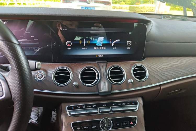 Used Mercedes-Benz E-Class 2018 Facelift E 300 L Luxury Edition Audio And AC Panel