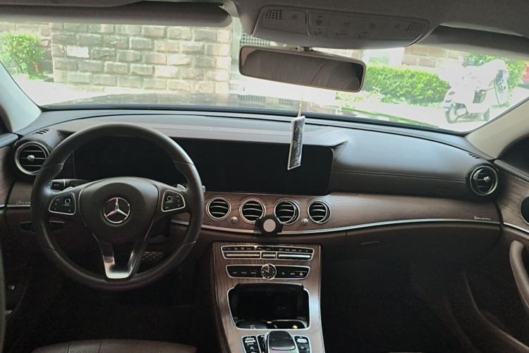 Used Mercedes-Benz E-Class 2018 Facelift E 200 L Center Console
