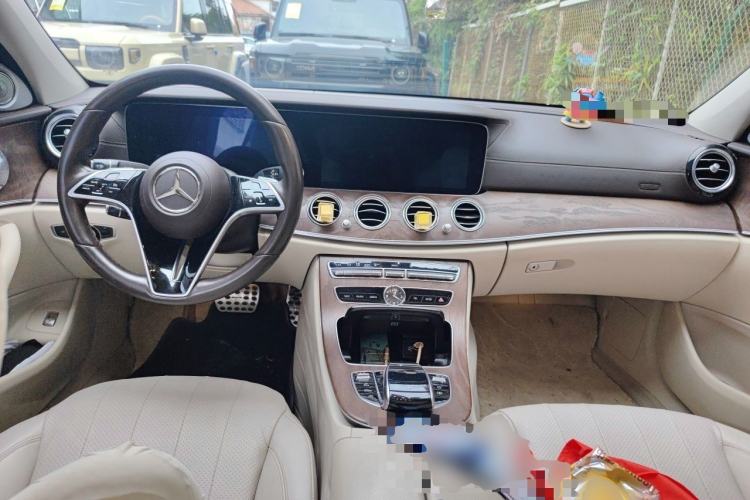 Used Mercedes-Benz E-Class 2018 E 300 L Luxury Model Center Console