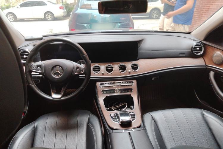 Used Mercedes-Benz E-Class 2018 Facelifted E 300 L Stylish Version Center Console