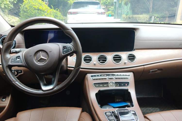 Used Mercedes-Benz E-Class 2018 E 200 L Center Console