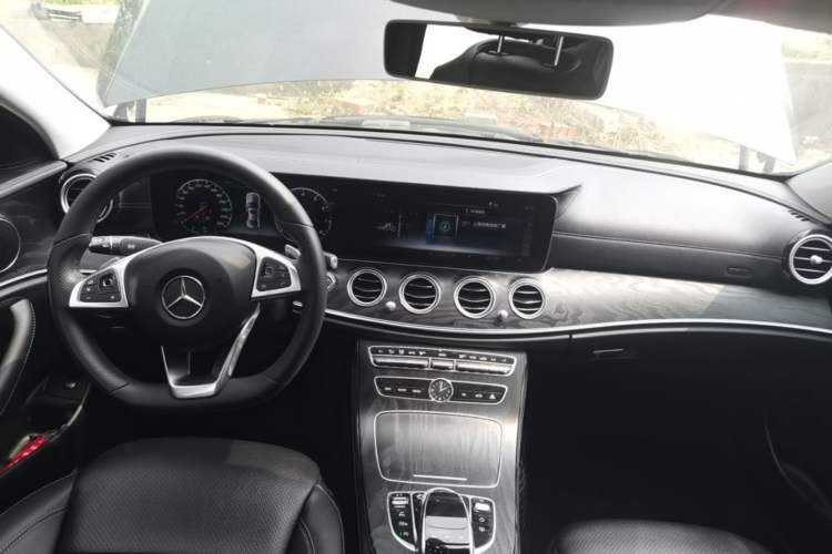 Used Mercedes-Benz E-Class 2018 Restyled E 300 L Sport Luxury Edition Center Console