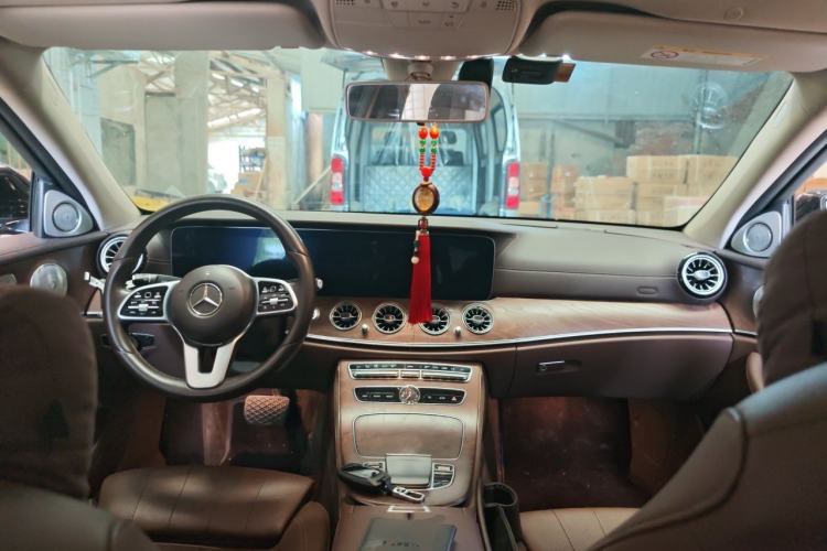 Used Mercedes-Benz E-Class 2018 Facelift E 200 L Center Console
