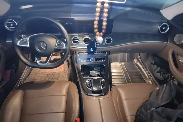 Used Mercedes-Benz E-Class 2018 E 300 L Sport Luxury Edition Center Console