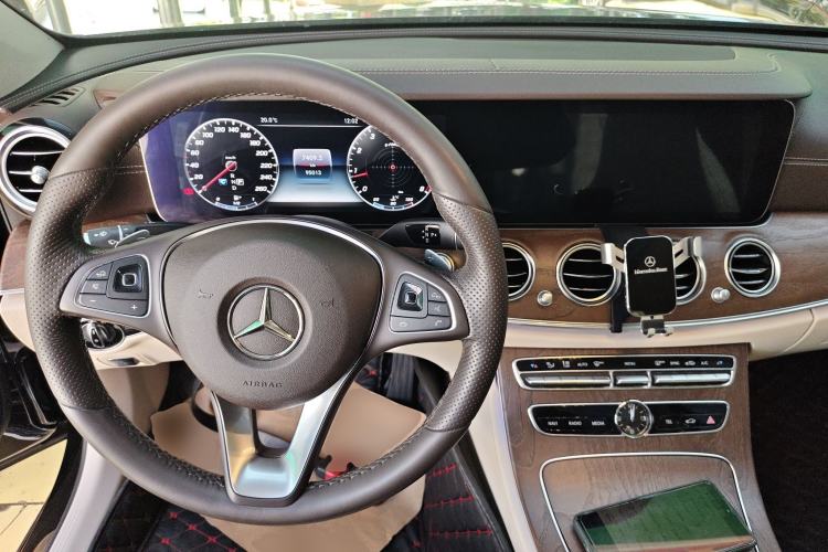 Used Mercedes-Benz E-Class 2018 E 200 L Center Console