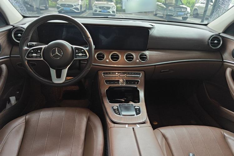 Used Mercedes-Benz E-Class 2018 Facelifted E 300 L Stylish Version Center Console