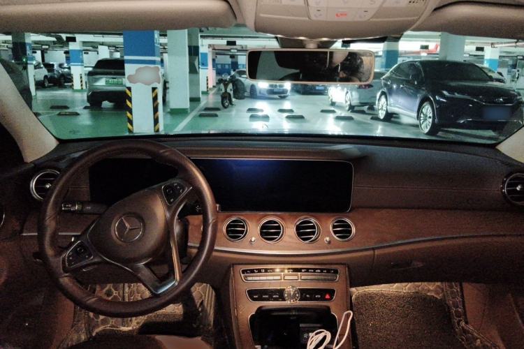 Used Mercedes-Benz E-Class 2018 E 300 L Luxury Model Center Console