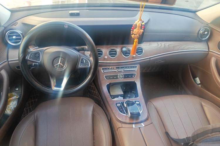 Used Mercedes-Benz E-Class 2018 E 300 L Luxury Model Center Console