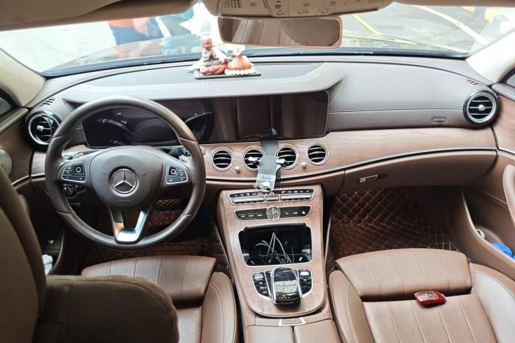 Used Mercedes-Benz E-Class 2018 Facelift E 200 L Center Console