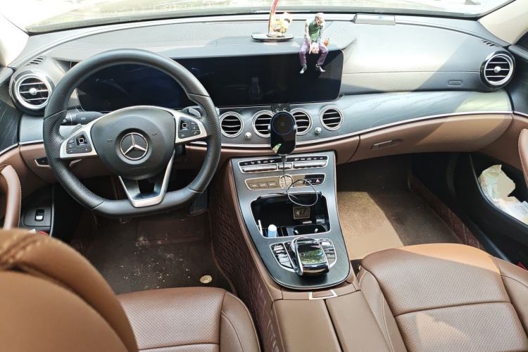 Used Mercedes-Benz E-Class 2018 E 300 L Sport Luxury Edition Center Console