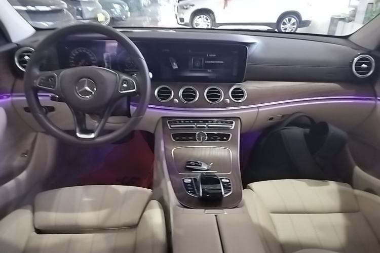 Used Mercedes-Benz E-Class 2018 Facelift E 200 L 4MATIC Center Console