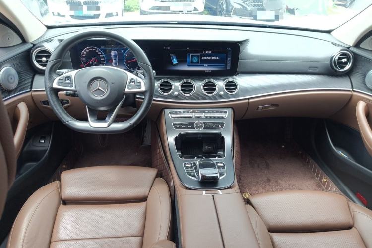 Used Mercedes-Benz E-Class 2018 Facelift E 200 L 4MATIC Center Console