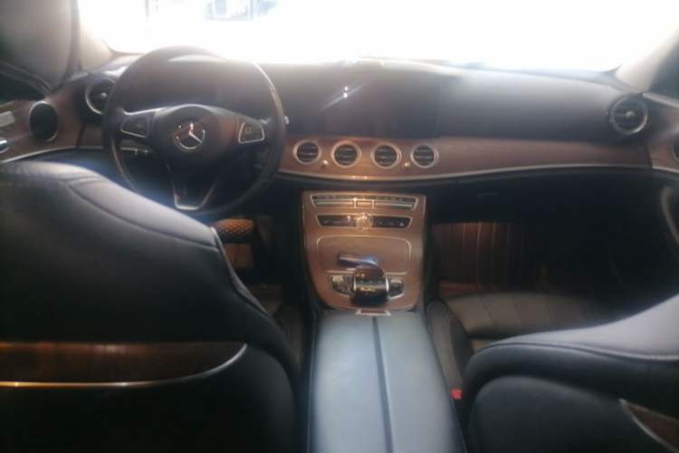 Used Mercedes-Benz E-Class 2018 Facelift E 200 L Center Console