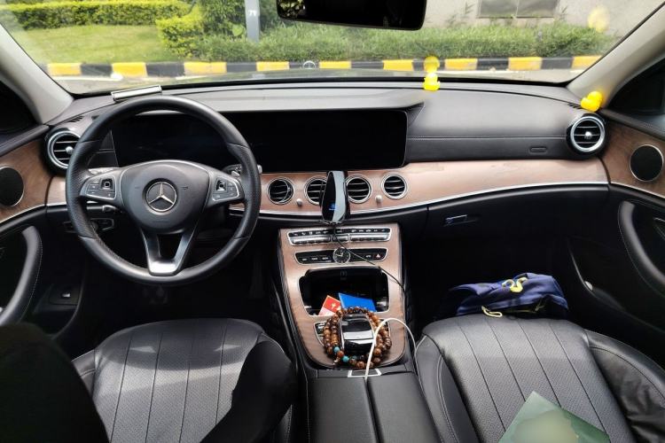 Used Mercedes-Benz E-Class 2018 Facelifted E 300 L Stylish Version Center Console