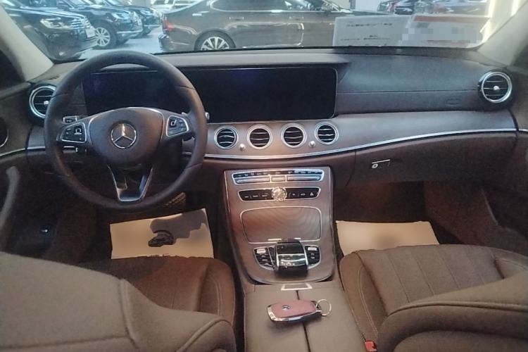 Used Mercedes-Benz E-Class 2018 E 300 L Luxury Model Center Console