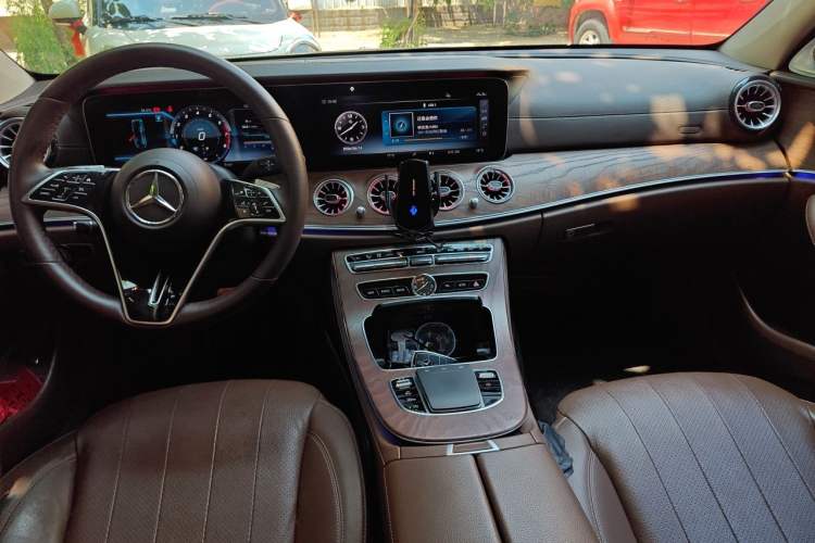 Used Mercedes-Benz E-Class 2018 Facelift E 200 L Center Console