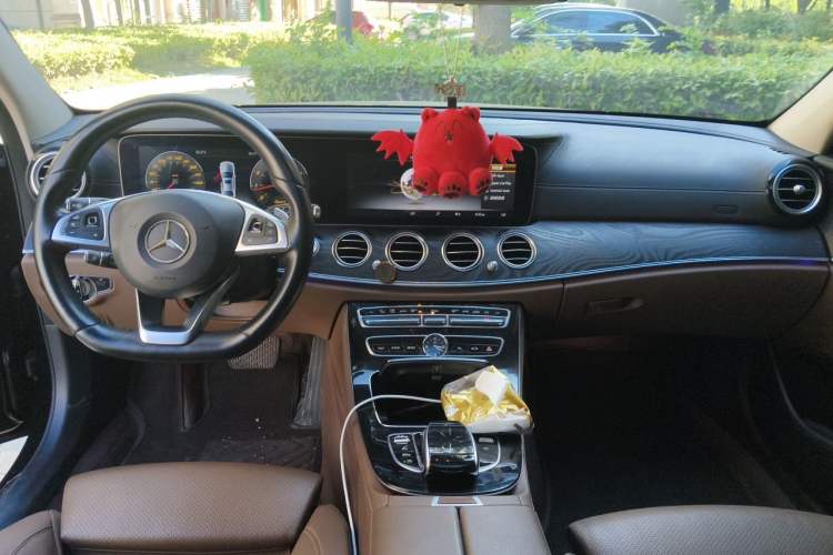 Used Mercedes-Benz E-Class 2018 E 200 L Sport Edition Center Console