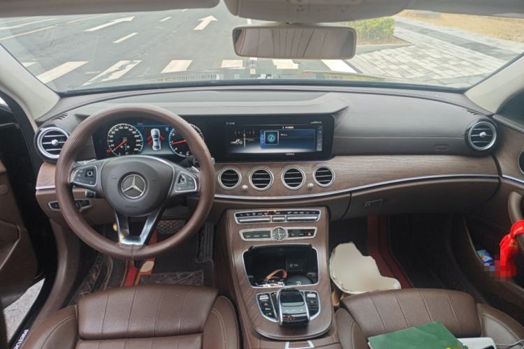Used Mercedes-Benz E-Class 2018 Facelift E 200 L 4MATIC Center Console