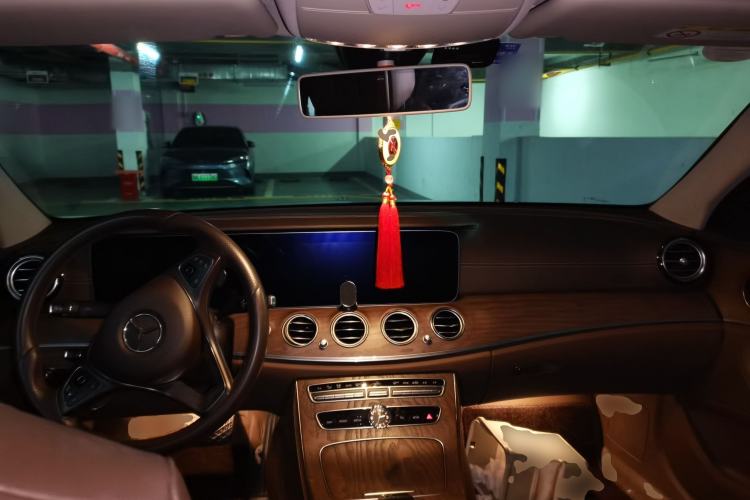 Used Mercedes-Benz E-Class 2018 E 300 L Luxury Model Center Console