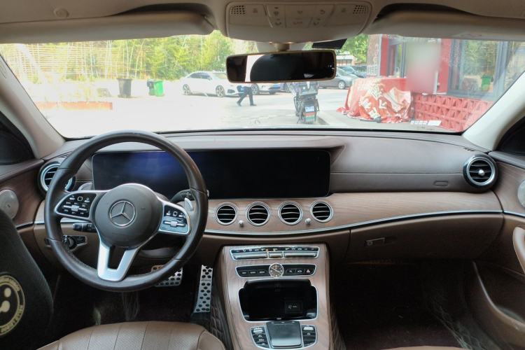 Used Mercedes-Benz E-Class 2018 Facelifted E 300 L Stylish Version Center Console