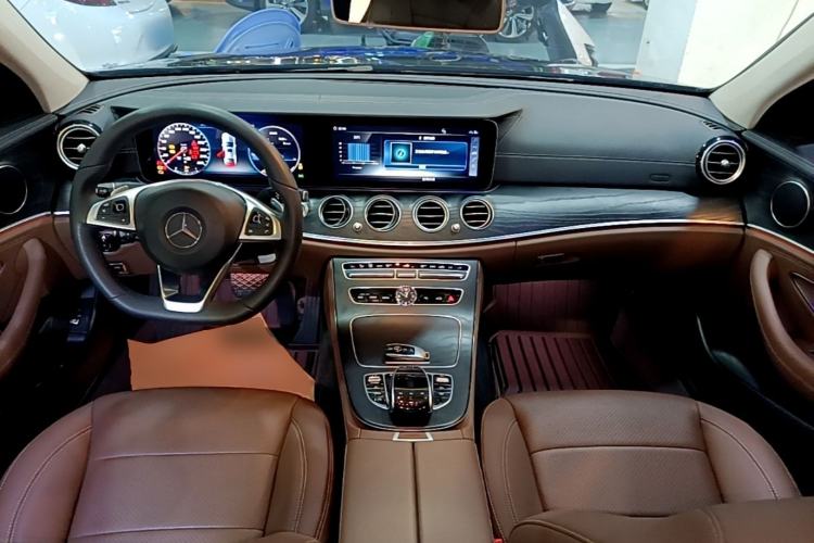 Used Mercedes-Benz E-Class 2018 Restyled E 300 L Sport Luxury Edition Center Console