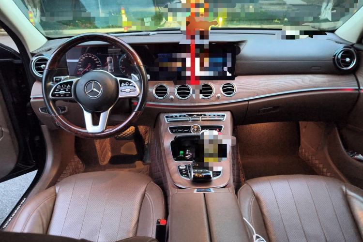Used Mercedes-Benz E-Class 2018 Facelifted E 300 L Stylish Version Center Console