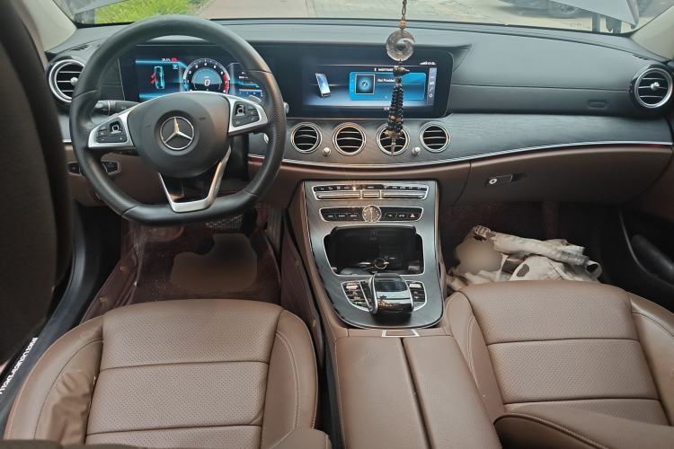 Used Mercedes-Benz E-Class 2018 E 300 L Sport Luxury Edition Center Console