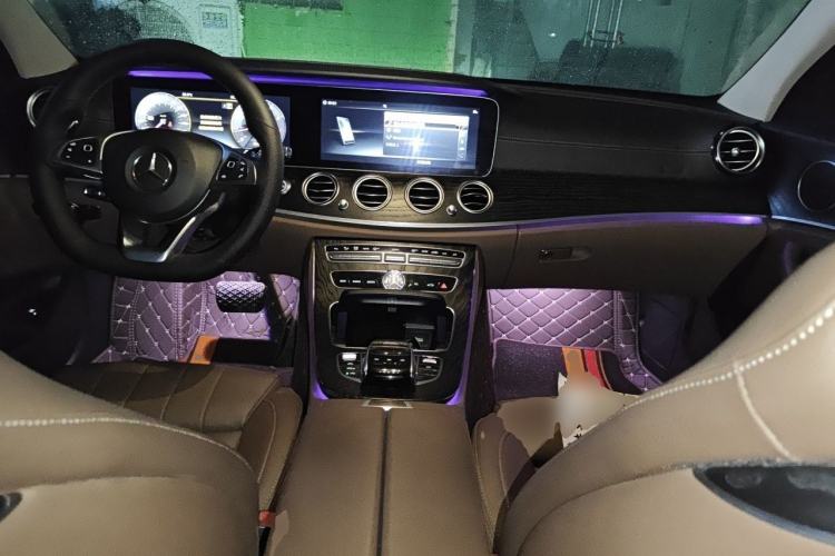Used Mercedes-Benz E-Class 2018 E 200 Sport 4MATIC Center Console