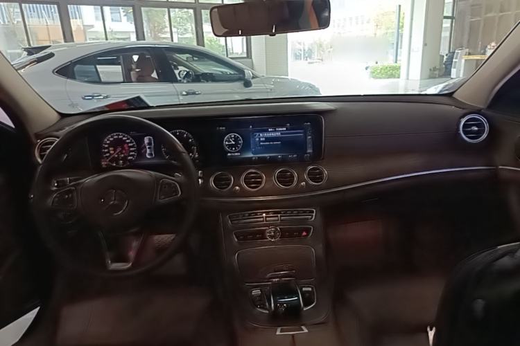 Used Mercedes-Benz E-Class 2018 Facelift E 200 L Center Console