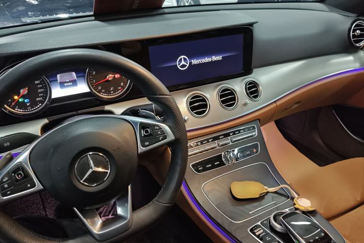 Used Mercedes-Benz E-Class 2018 E 200 Sport 4MATIC Center Console