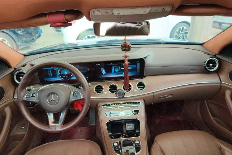Used Mercedes-Benz E-Class 2018 Facelifted E 300 L Stylish Version Center Console